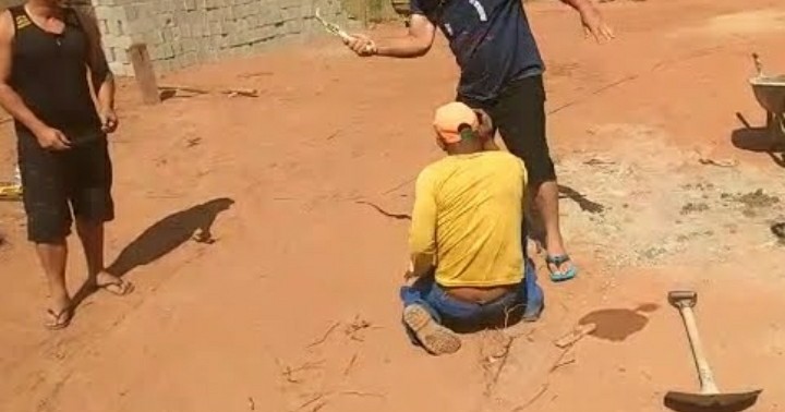Irmãos são presos após chicotear e torturar homem que roubou ovos