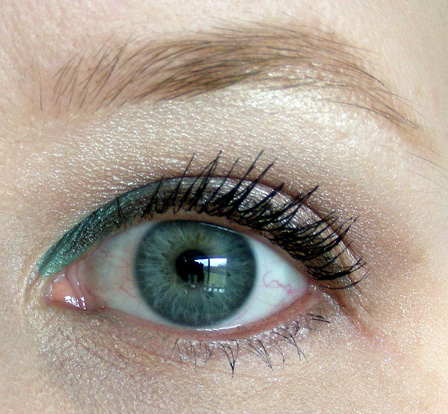 pop of color eyeshadow inner corner