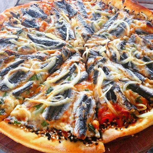 en güzel en lezzetli pizzalar.roccos chef pizza mersin hamsili pizzam