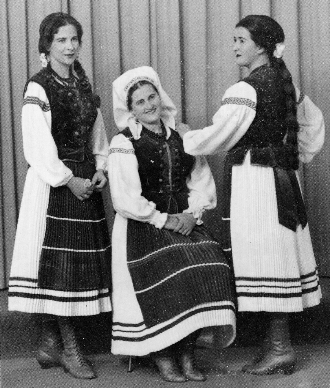 FolkCostume&Embroidery: Costume of the Komanche region, Lemkovyna