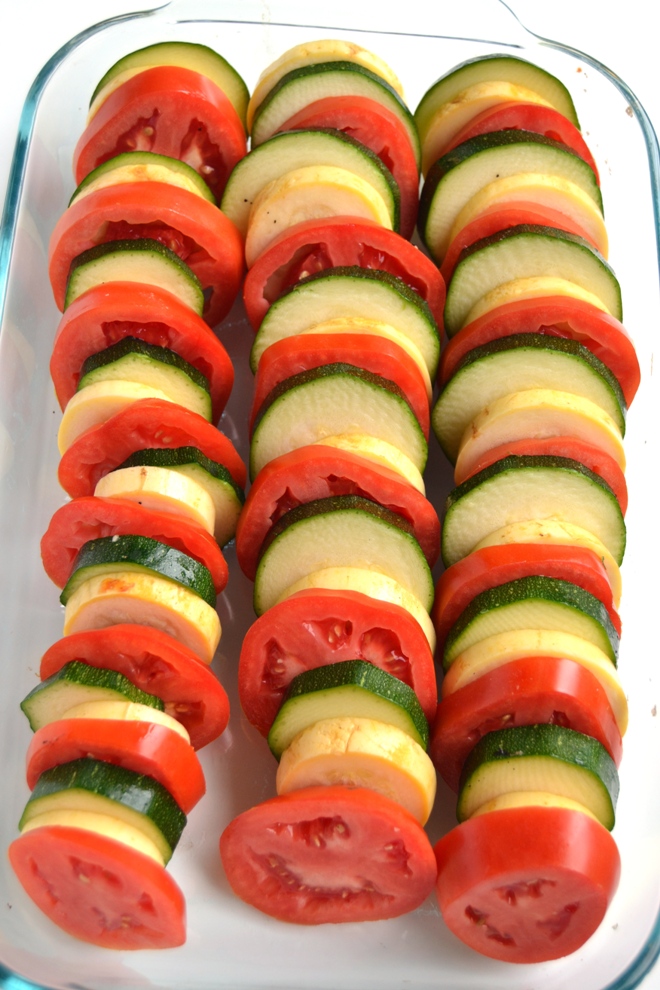 Parmesan Tomato Zucchini Bake is a simple recipe with layered fresh tomatoes, zucchini and summer squash topped with garlic, onions and parmesan cheese! www.nutritionistreviews.com