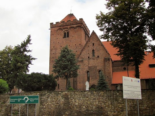 Kałków. Romańsko-gotycki kościół Narodzenia NMP z XIII wieku o charakterze obronnym.