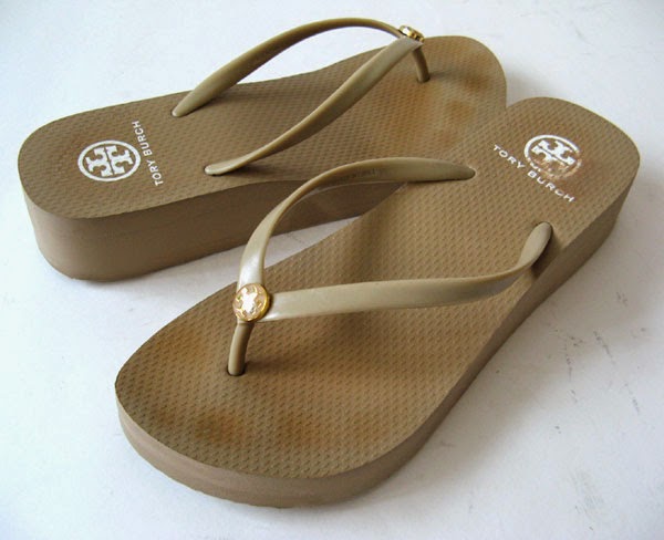 TORY BURCH WEDGE SANDALS TORY BURCH KHAKI JELLY THONG SANDALS. SIZE 8