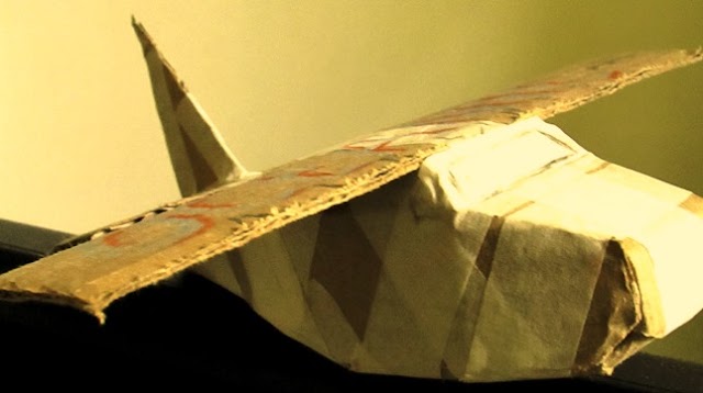 Um avião feito de papelão
