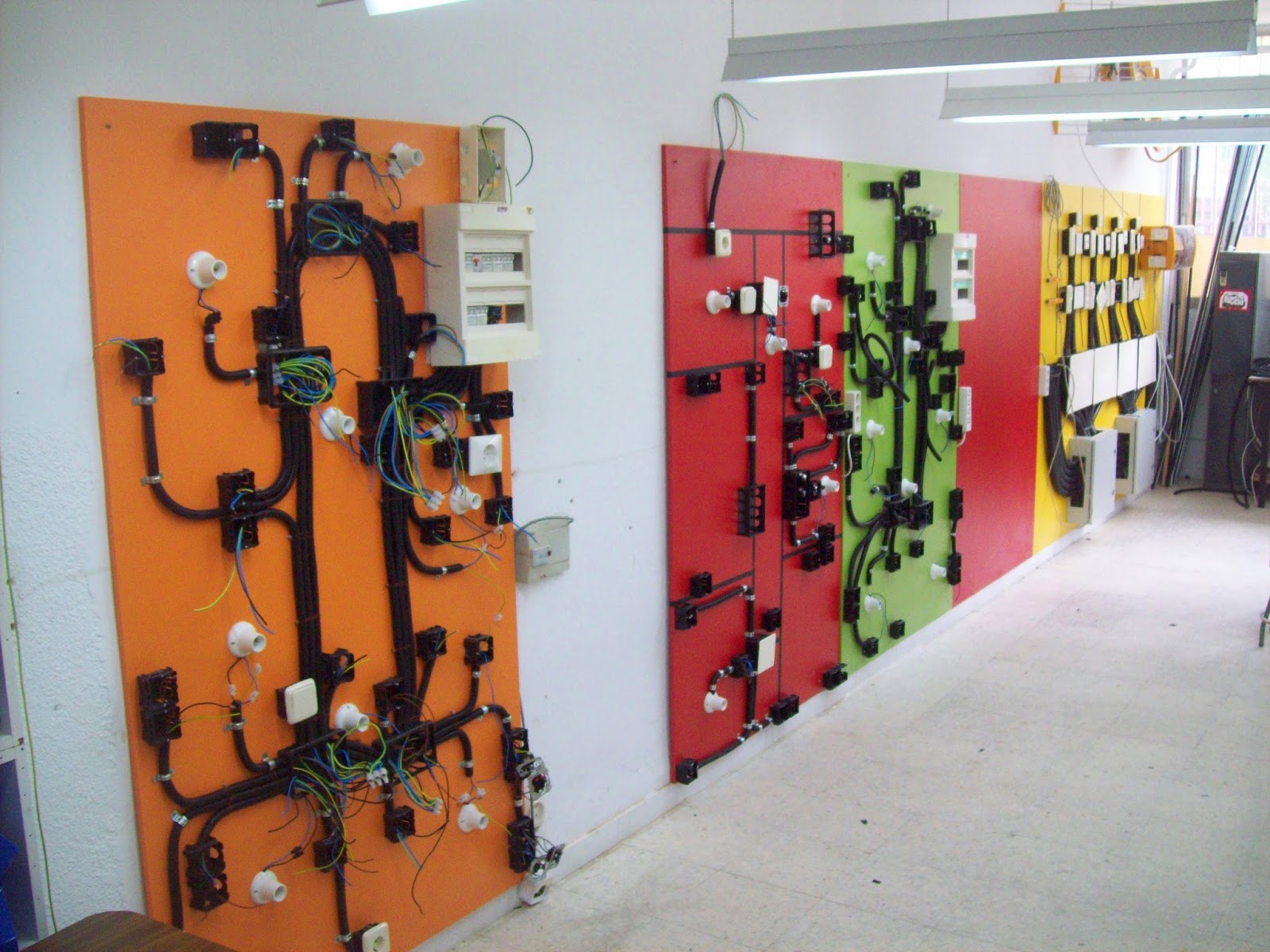FORMACIÓN PROFESIONAL BÁSICA. Electricidad-Electrónica: 1ºFPB. MONTAJE