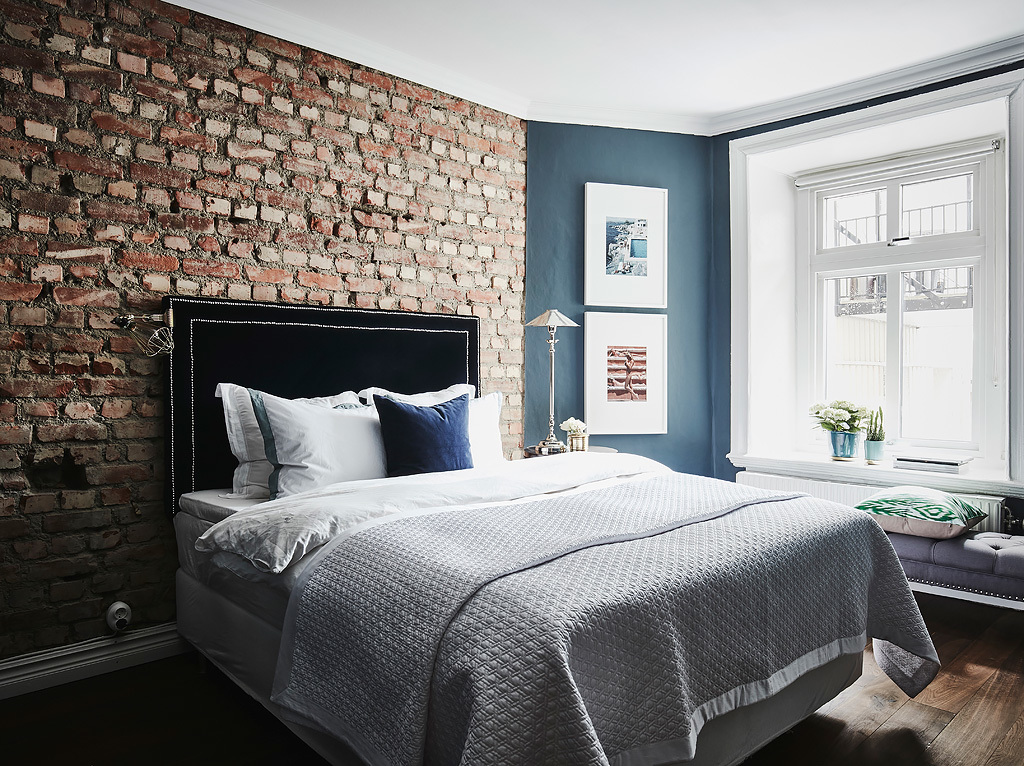 Un precioso dormitorio con pared de ladrillo visto | Etxekodeco