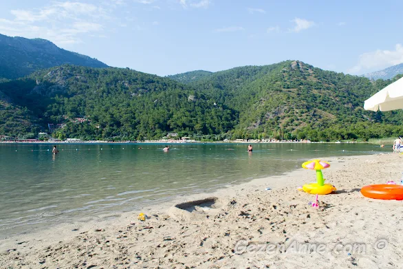 Ölüdeniz tabiat parkının göl tarafı ve tamamen dalgasız sığ denizi, Fethiye