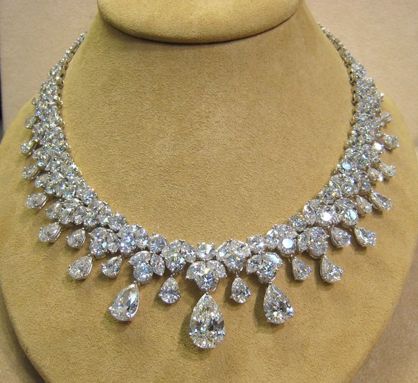 Stunning White Diamond Necklaces For Women - Fashion Photos