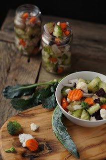 Cavolfiori, carote, cipolle e cetrioli pronti a fermentare