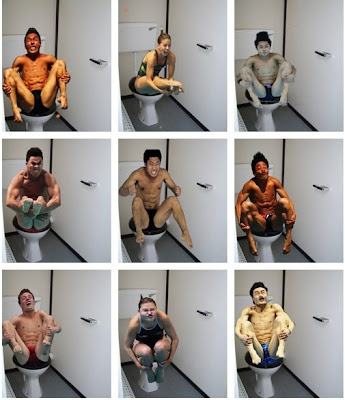foto graciosa de nadadores sentados en la taza del water baño