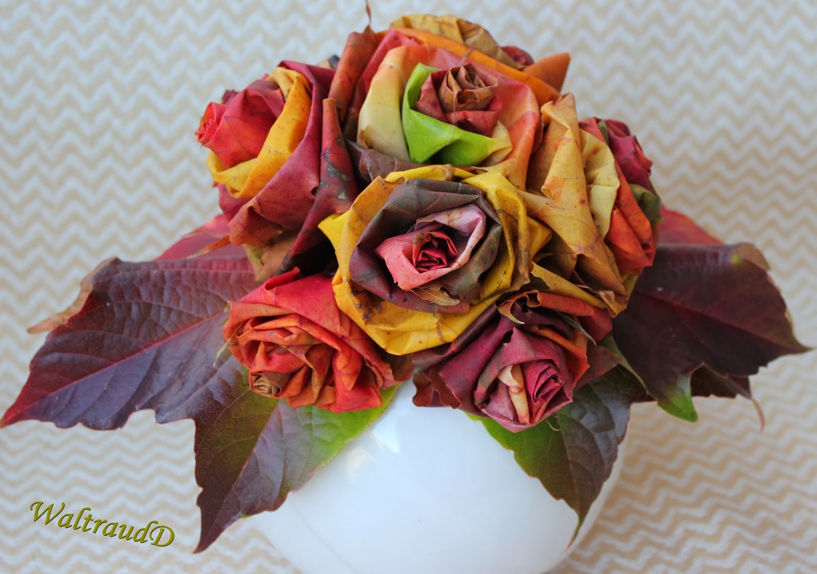 Vielerlei Selbstgemachtes: Rosenstrauß aus Ahorn- und Weinblättern