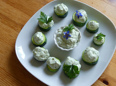 Zucchini mit Ziegenkäse-Minz-Dip Zucchini mit Ziegenkäse-Minz-Dip