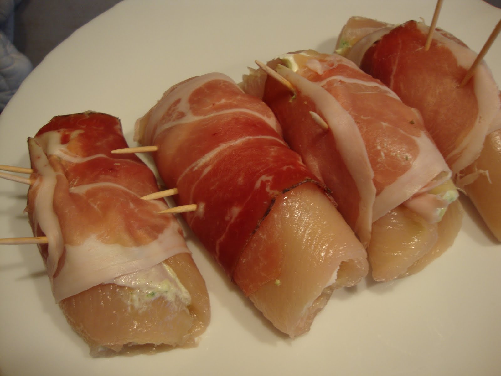 Involtini di pollo con prosciutto e bacon
