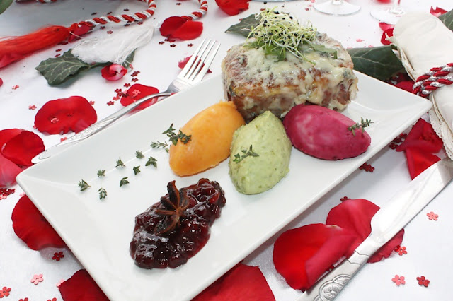 Terine din curcan alaturi de piureuri asortate,sos din ardei iute si merisoare aromat cu anason,cuisoare si scortisoara