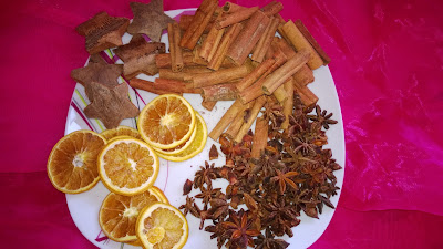 Weihnachtsmischung mit Orangen, Sternanis, Zimt und Kokos Sterne