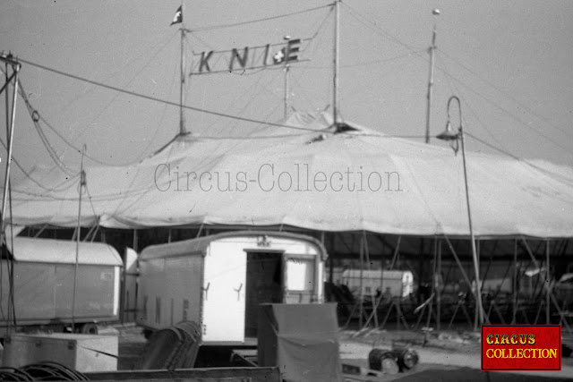 Roulotte et montage du chapiteau du Cirque National Suisse Knie