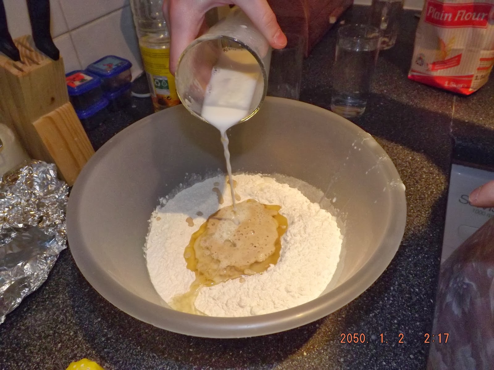 Tej hozzáadása Tej hozzáadása a perectésztához