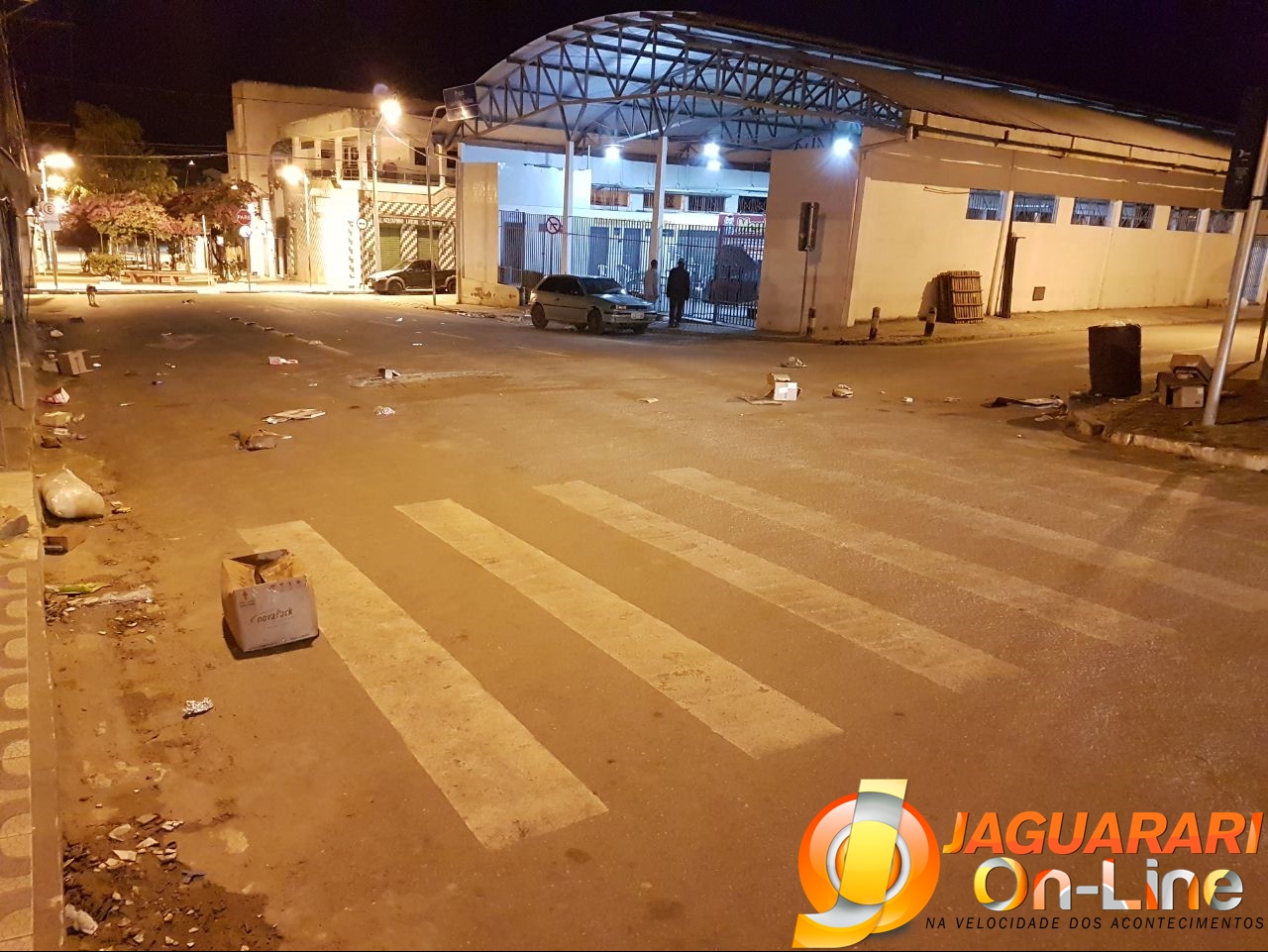 Jaguarari: Prefeitura não recolhe lixo e Praça da Feira fica com aspecto de imunda e abandonada Jaguarari: Prefeitura não recolhe lixo e Praça da Feira fica com aspecto de imunda e abandonada