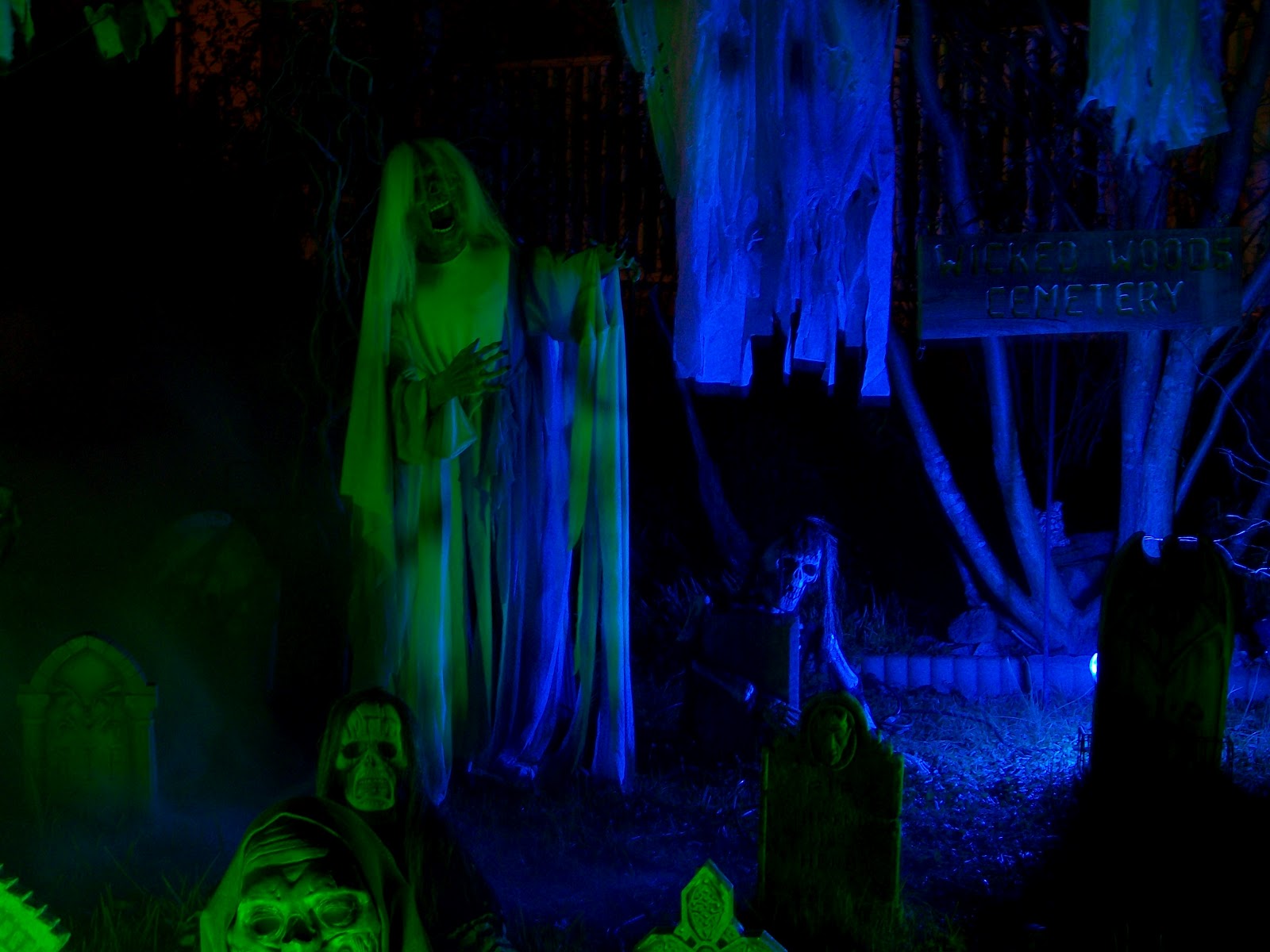 Something wicKED this way comes....: A wicKED opinion on yard haunt ...