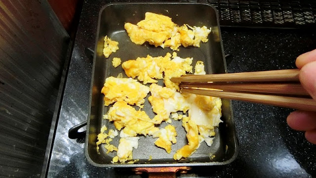 卵は大粒の炒り卵につくる