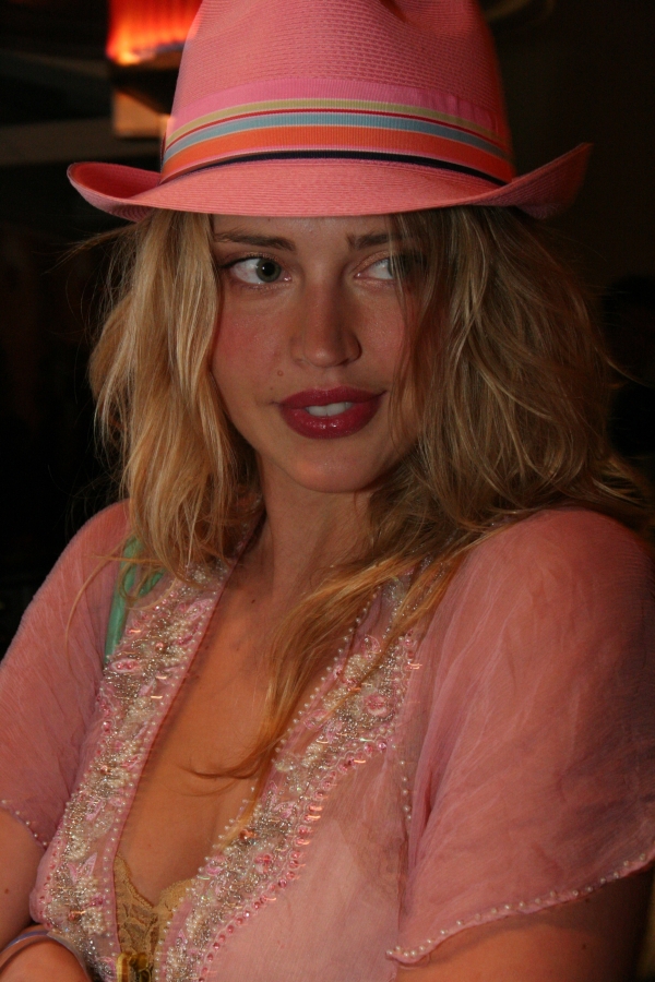 american model zone estella warren from canada is a model american model zone estella warren from canada is a model