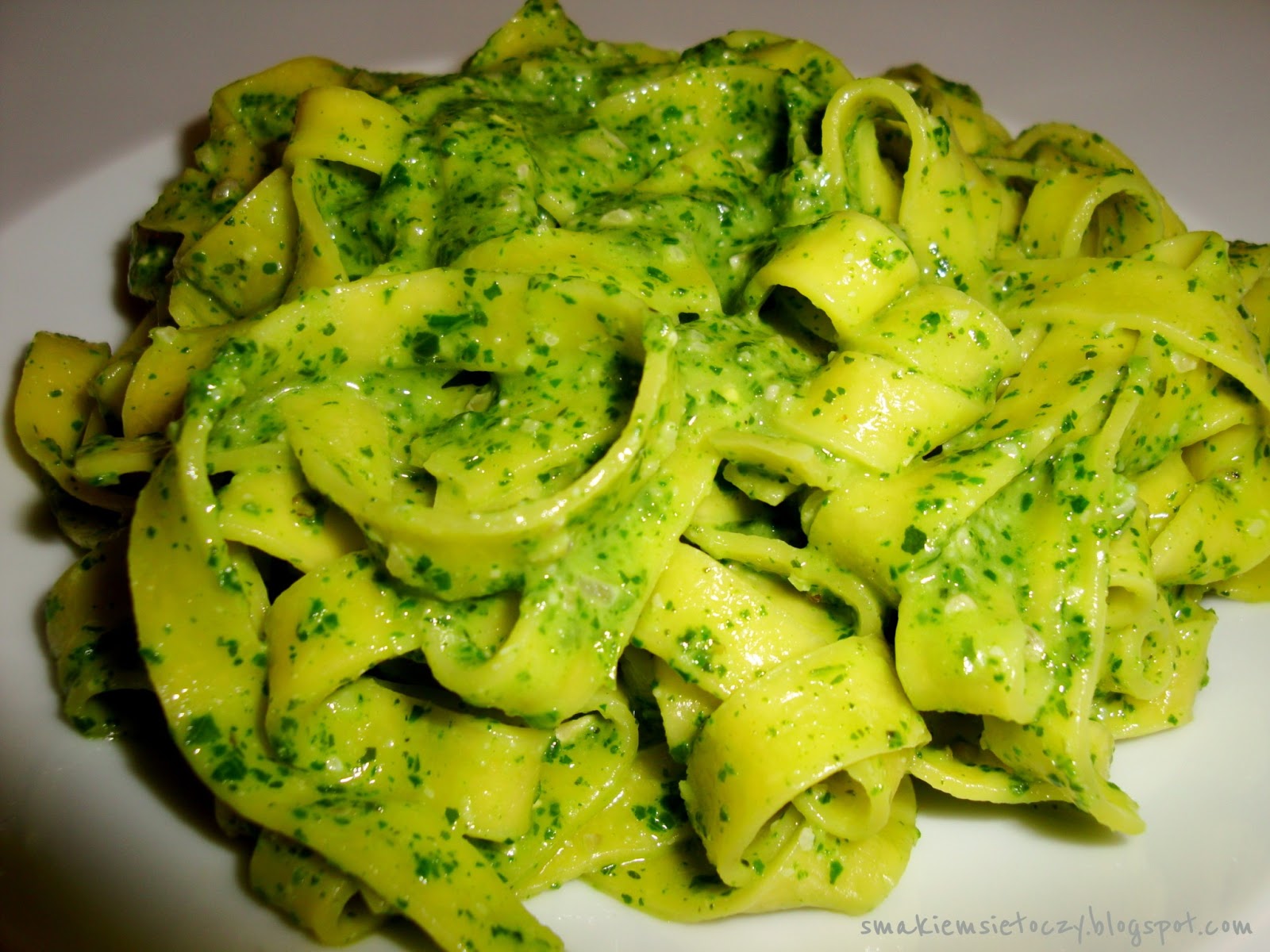 Życie smakiem się toczy... Tagliatelle z bazyliowym pesto