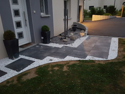 allée contemporaine moderne design Entrée dalles graviers (allée, galets) palissade gres cerame dalles graminé noir blanc galet cailloux ardoise schiste piquet spot encastré allée contemporaine moderne design Entrée dalles graviers (allée, galets) palissade gres cerame dalles graminé noir blanc galet cailloux ardoise schiste piquet spot encastré