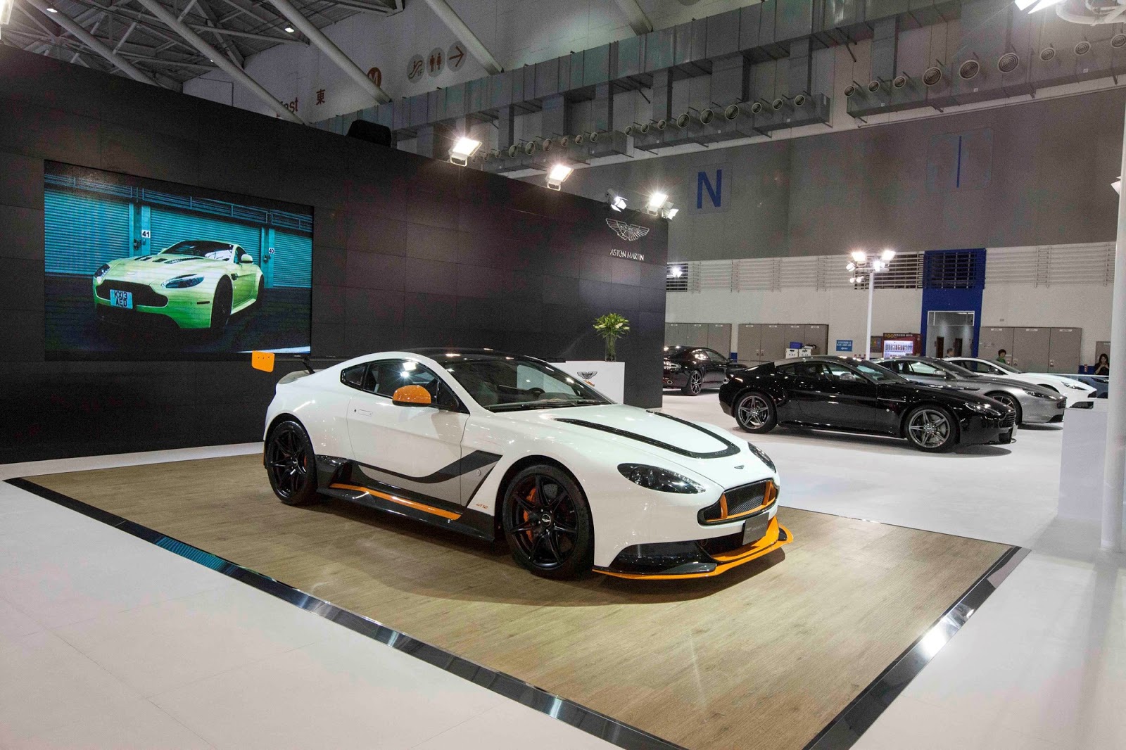 Aston Martin Vantage s в гараже