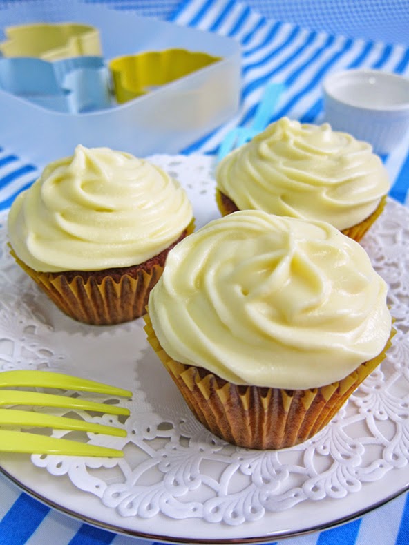 Moist Banana Cupcakes with Fluffy Cream Cheese Frosting