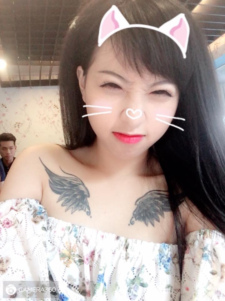 Gái đẹp khoe hình xăm và vếu