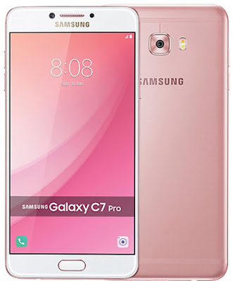 Spesifikasi Samsung Galaxy C7 Pro Spesifikasi Samsung Galaxy C7 Pro Chipset yang dipakainya dipadukan dengan processor Octa Core 2.2Ghz Cortex-A53 dan GPU Adreno 506. Perpaduan tersebut membuatkinerja Samsung Galaxy C7 Pro berjalan sangat cepat, sehingga bisadiandalkan untuk menjalankan semua game 3D dengan lancar.Selainitu, tersedia pula Ram berkapasitas 4GB dan memori internal 64GByang nantinya bisa diperluas dengan menambahkan microSD hinggakapasitas 256GB. Sayangnya Galaxy C7 Pro mengadopsi slot simhybrid, sehingga sobat tak bisa memakai memori eksternal ketikamenggunakan fitur Dual Sim. Untuk kameranya mengandalkan kamera belakang beresolusi 16Megapixel yang memiliki lebar aperture f/1.9 dan dibekali fiturAutofocus serta Dual Tone LED Flash. Meski belum dilengkapi fiturPDAF, namun Samsung Galaxy C7 Pro mampu membidik semua objek dengansangat cepat, sehingga menghasilkan foto sangat tajam dengankualitas warna detail dan realistis. Smartphone ini sangat cocok bagi konsumen yang menyukai duniafotografi. Berbekal lensa dengan lebar aperture f/1.9, SamsungGalaxy C7 Pro bisa diandalkan ketika mengabadikan momen padakondisi low light ataupun di siang hari. Sayangnya smartphone inibelum bisa merekam video 4K. Padahal ada banyak smartphone yangdibanderol lebih murah dari harga Samsung Galaxy C7 Pro, namunsudah dilengkapi kemampuan merekam video 4K, seperti Xiaomi Mi5s,OnePlus 3T, dan berbagai smarthone canggih lainnya. Kelebihan Layar 5.7 inci 1080 x 1920 pixels yang tantunya sangat optimal untuk main game / menonton video