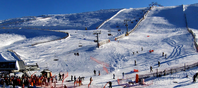 origine photo : https://www.elconfidencial.com/deportes/esqui/2015-01-01/sierra-de-bejar-la-covatilla-alta-calidad-a-precios-bajos-para-recuperar-esquiadores_615240/