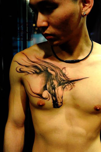 Realistas em preto e branco de um so chifre horsey