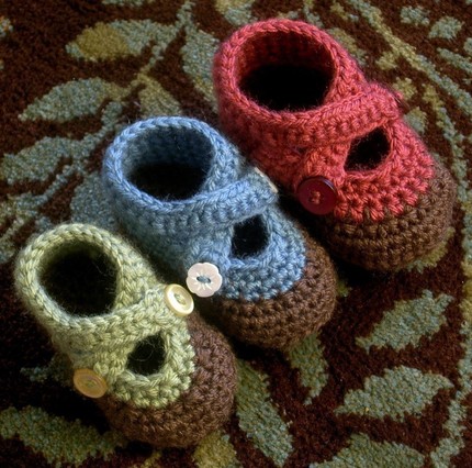 Free Crochet Pattern - Easy 1 Piece Newborn Booties from the Baby