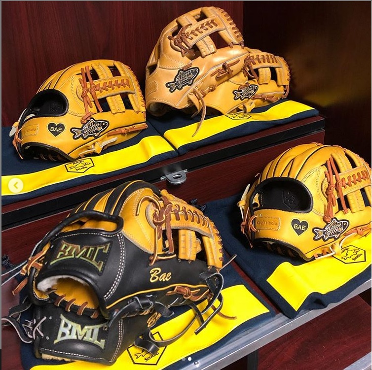 PennsylvAsia Black and gold gloves for infielder Bae Jihwan.