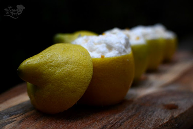 Helado mousse en su limón