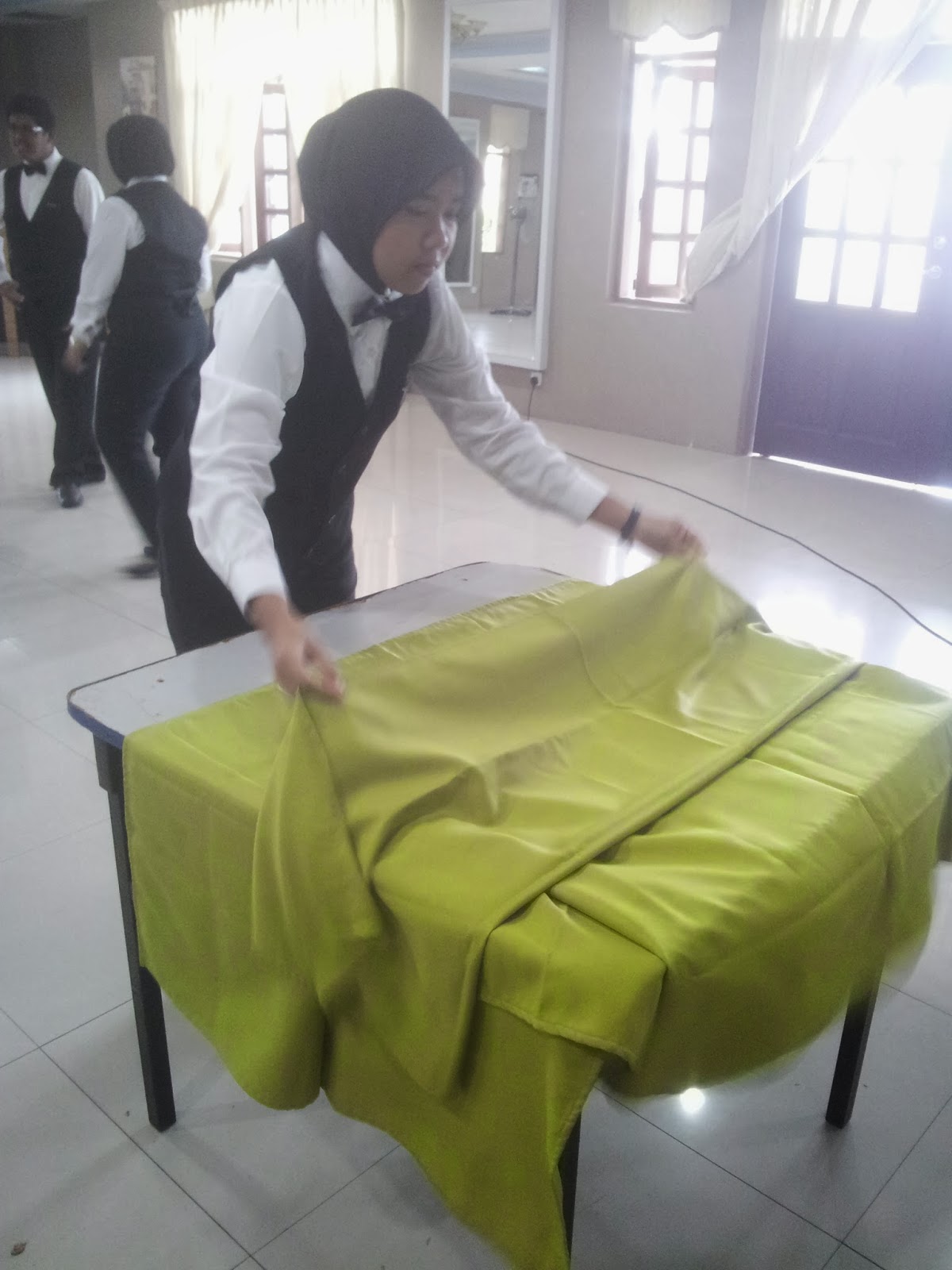 FOOD AND BEVERAGES SERVICE PROCEDURE OF LAYING TABLE CLOTH AND