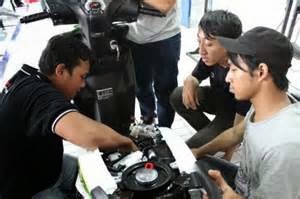 6 Tips Menjadi Mekanik Mobil Pelatihan dan kursus montir mobil akan lebih memungkinkan Anda untuk belajar banyak mengenai kendaraan, terutama mobil dalam hal ini