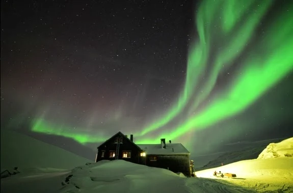 Aurora Menakjubkan di Langit Pegunungan Swedia