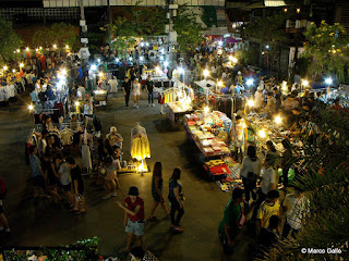 JJ GREEN MARKET, MERCADO NOCTURNO DE FIN DE SEMANA, BANGKOK. TAILANDIA