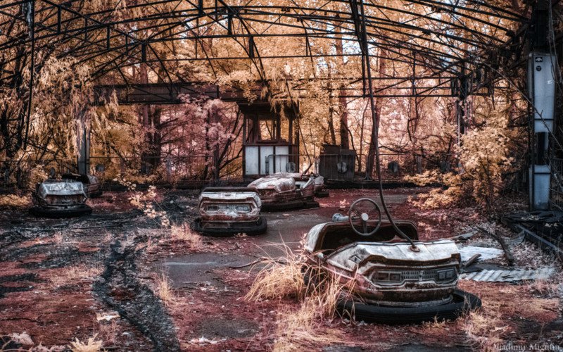Залишки автомобілів у парку розваг