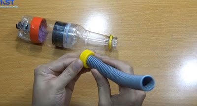 Gắn ống nhựa vào nắp chai tạo thành ống hút bụi
