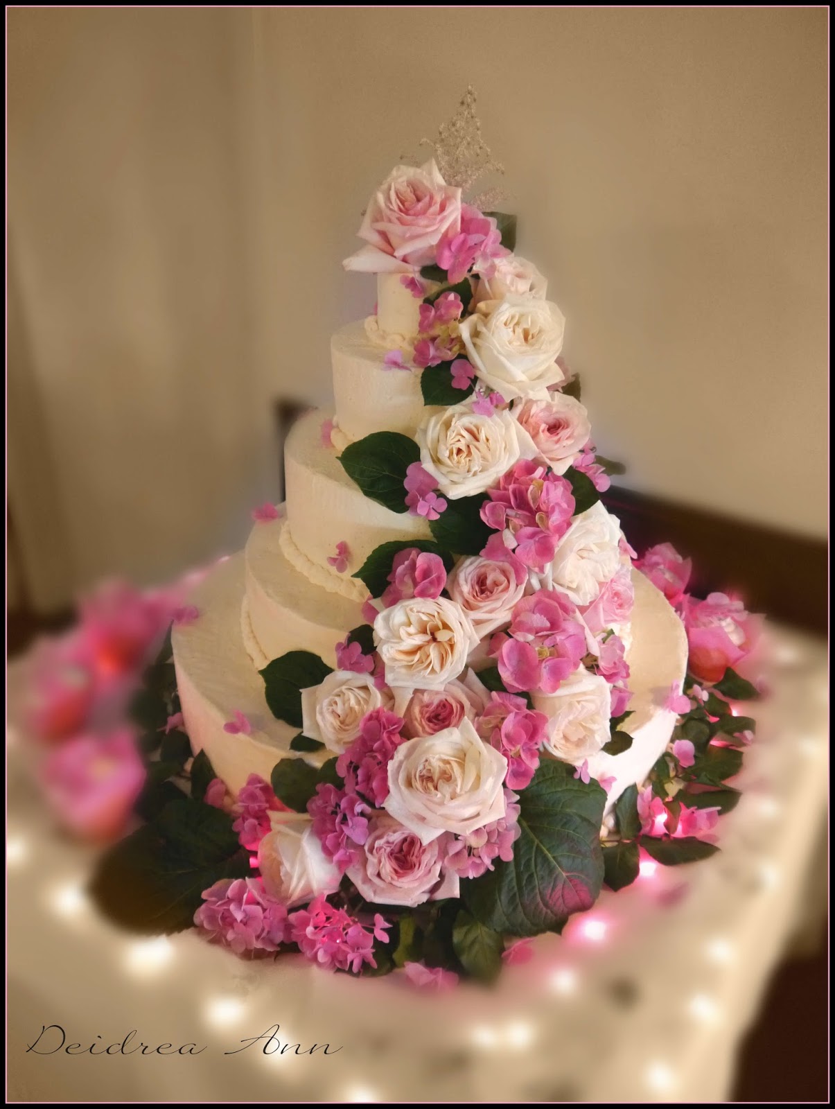 Suzy Homefaker: ROMANTIC ROSES WEDDING CAKE