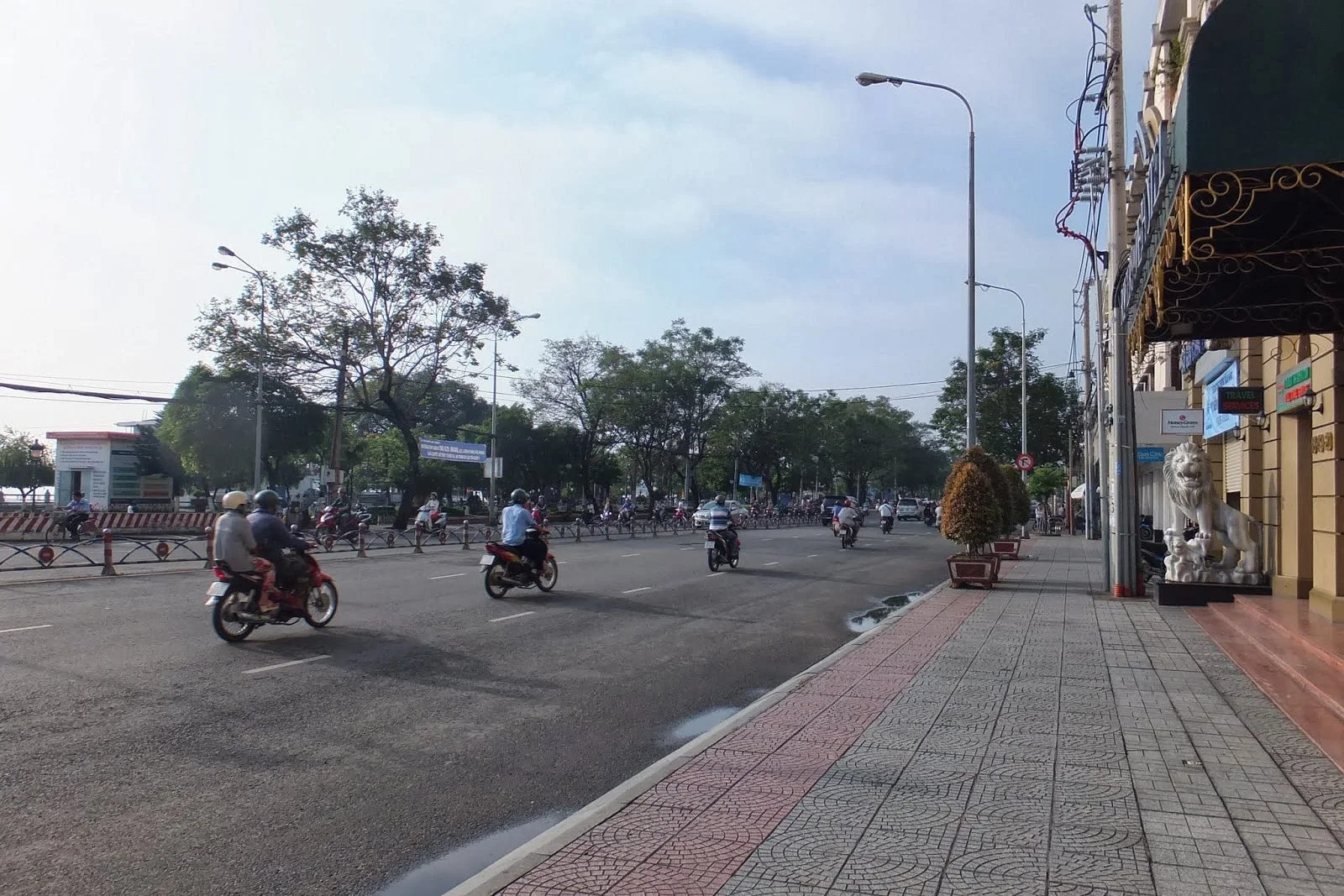 ベトナムの大通り　vietnam-hcmc