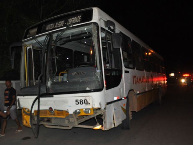 Ônibus que atingiu viatura na Bahia (Foto: Danuse Cunha /Site: Itamaraju Notícias)