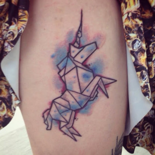Este origami inspirado tatuagem de unicórnio