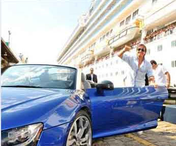 Roberto Carlos acelera seu R8 conversível azul em Santos no Emoções em Alto Mar - 2011 -