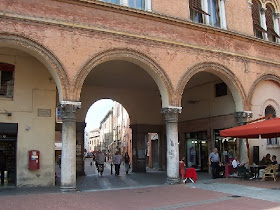 The entrance to Via Garibaldi from Piazza Municipio