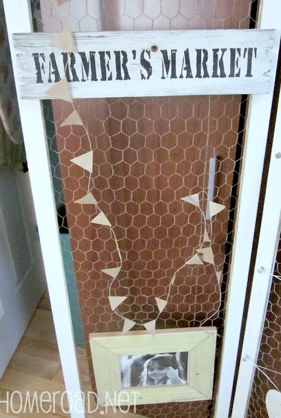 Chicken wire divider with farmers market sign