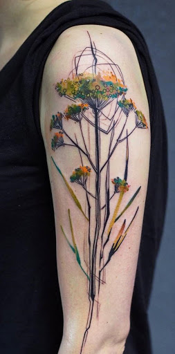 Adorável aquarela de inspiração manga da tatuagem. Há uma botânico de ar para a tatuagem como as flores estão florescendo em qualquer lugar, em única hastes ele faz você pensar sobre todas as plantas que você tem e talvez até fazer você cheirar as rosas.